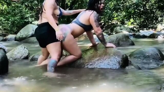 Cousins ââhumping in the river