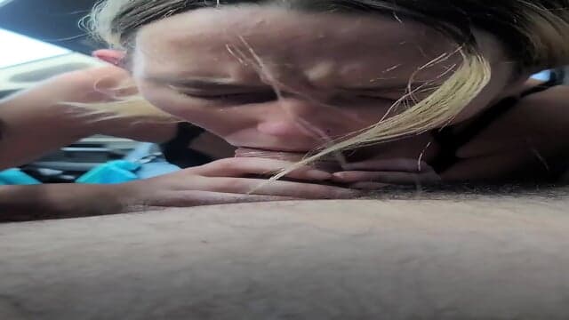 Homeless drunked girl give blowjob in car