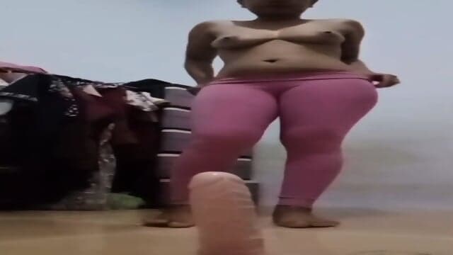 Istri orang pertama kali nyobain dildo