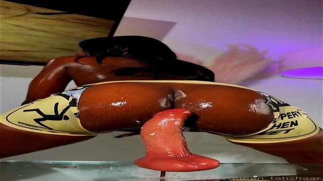morena gostosa sentando no dildo saborosamente 3