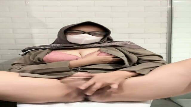Hijaber tobrut BiancaId memek tembem mulus colmek squirt