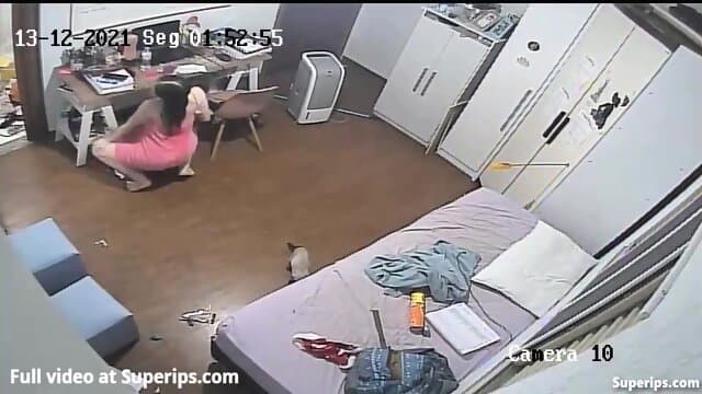 IPCAM â Cute European teenager changes her clothes