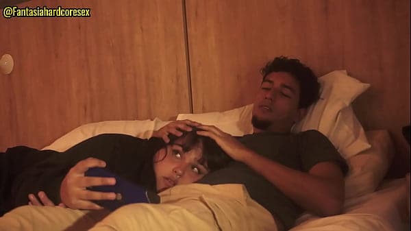 mi hermanastra estaba viendo una peli y me la folle antes de que nos descubran