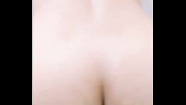 Novinha gostosa no banho sem o menor pingo de vergonha rebola sua bunda gostosa 12 13 14 15 16 17 vezes para os tarados gozarem, com sua bunda perfeita e branca