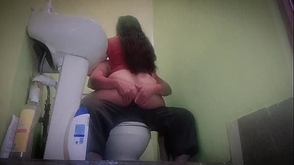MADRASTRA EN EL BA&Ntilde;O entra a follar con su propio hijastro, REAL CASERO.
