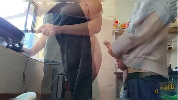 Me Follo a mi Tia de Tetas Enormes mientras hace la Comida
