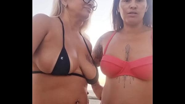 Falando sacanagens na praia com amiga safada, e depois tiramos a virgindade do novinho que encontramos l&aacute;.