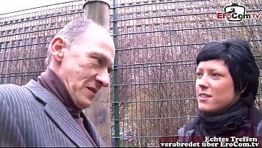 Alter Mann spricht deutsche Frau von der Stra&szlig;e an und schleppt sie ins Bett