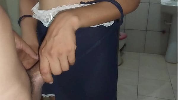Sexo accidental con la novia cachonda de un compa&ntilde;ero de cuarto, me la cogi sin condon y por poco la pre&ntilde;o. la saque justo a tiempo