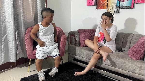 CACHONDA EMBARAZADA ESPERA A SU PEQUE&Ntilde;O ENANO HERMANASTRO QUE LLEGA DE VIAJE PARA DARLE LA BIENVENIDA CON UNA DURA Y RICA FOLLADA HASTA ESPRIMIRLE SU JUGOSO SEMEN EN SU ESTRECHO CULO