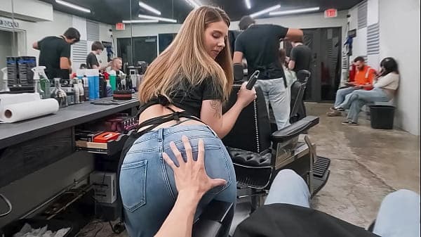 Manoseando el Culo de la Limpiadora Jovencita de la Barber&iacute;a - PervTeen