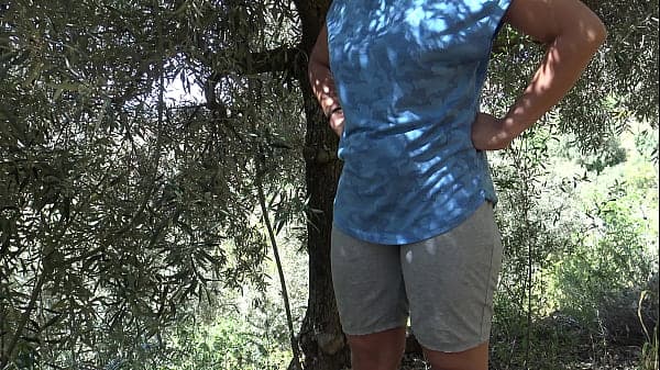 La femme d'un fermier montre sa chatte poilue &agrave; son beau-fr&egrave;re excit&eacute;