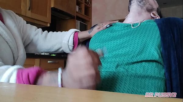 EBONY NINFOMAN&Iacute;ACA MASTURBA AMIGO DO MARID&Atilde;O QUE O CORNO ACOLHEU EM SUA CASA