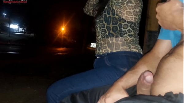 S&eacute;rio !! Eu corro o risco de colocar meu pau na frente dessa mulher esperando o &ocirc;nibus ... veja oque ela fez
