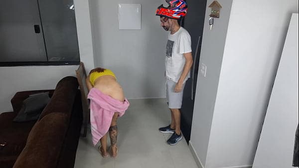 Naked girl receives delivery boy from ifood!