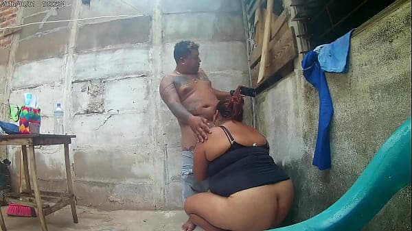 I fuck this unfaithful brunette in the backyard of her house, how slutty she always lets me fuck her while her husband works, she is a very accommodating submissive whore