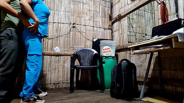 患者は自宅の看護師を訪ね、ドワーフペニスで官能的な愛撫を与えます。 熱いお尻を持つ看護師との本物の自家製ポルノ