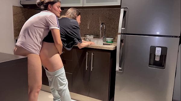 Esposa follada duro mients lava la loza en la cocina, logndo que se cor antes de que su madst llegue a casa.