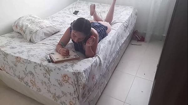 Una rica colegiala de tetas grandes me exita y la cojo duro