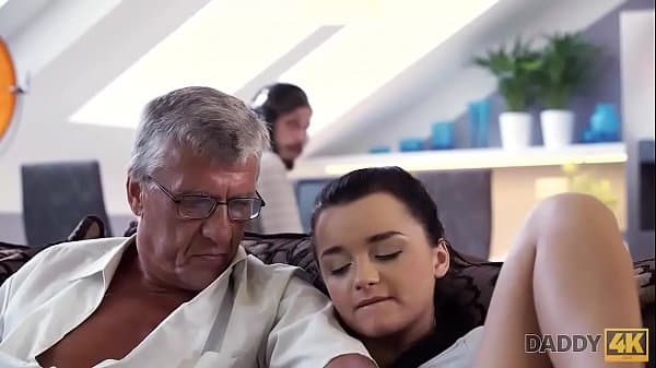 DADDY4K. Erica Black tiene sexo salvaje con el pap&aacute; de BF a sus espaldas