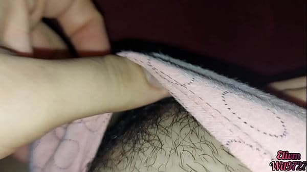 Desi Hindi la cu&ntilde;ada Se deja seducir y tocar bajo las cobijas