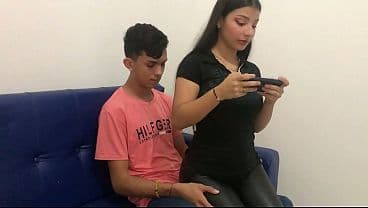 HERMANASTRO QUE HACES ? SERA QUE ME PUEDES ENSE&Ntilde;AR A JUGAR ES QUE AUN NO SE, SI CLARO PERO VEN PARA ACA Y TE ENSE&Ntilde;O COMO JUGAR, HERMANASTRA TIENES UN CULO HERMOSO - PORNO EN ESPANOL.