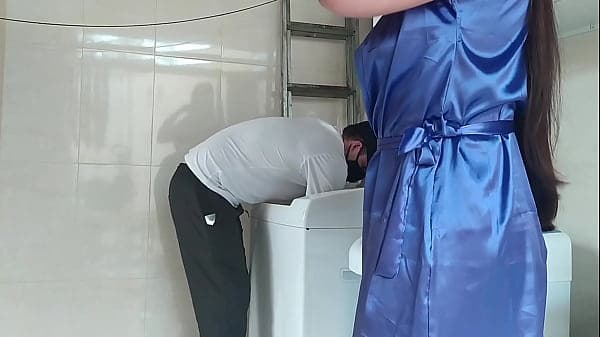 Casada provocando o t&eacute;cnico que foi arrumar a m&aacute;quina de lavar roupas, a safada abriu o roup&atilde;o na frente dele (Completo no RED e no Sheer)