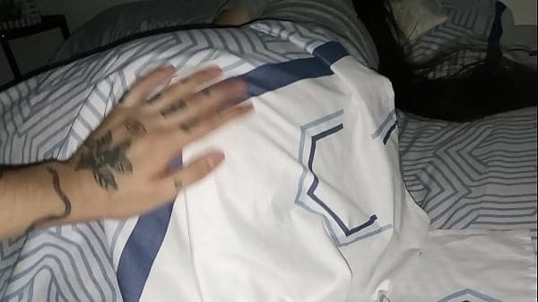 Putita de tanga me deja manosearla toda y le meto los dedos