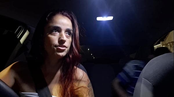Casada trabalha de motorista de aplicativo e faz sacanagens com passageiros!