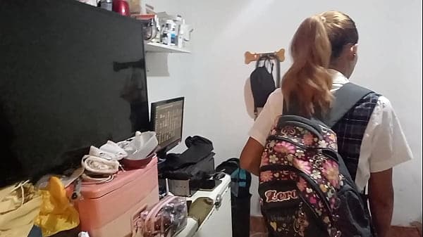 La puta de la clase viene de su primer d&iacute;a y resulta que llega a follar, y aprender de tanto sexo qu&eacute; ya aseguro sus notas para todo el a&ntilde;o