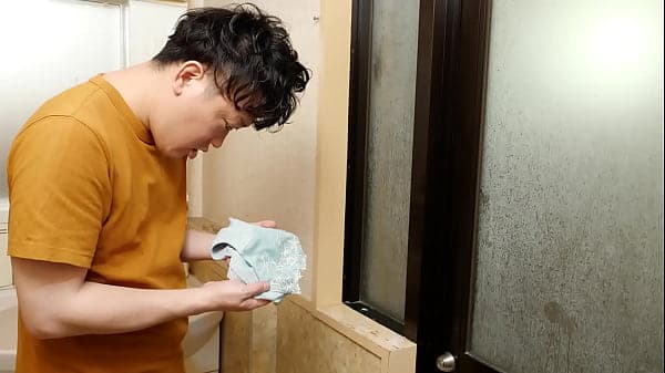 「彼女いないの？」そう語りかけてくる由奈の笑顔はあまりにも眩しかった。母の旧友が泊りにくるとは聞いていたが、まさかこんな美人が来るなんて&hellip;。圭祐は由奈が醸しだす大人の色香に魅了され、勢いでパンティを盗んでしまう。