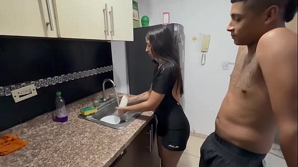 Pareja real amateur tiene sexo casero en la cocina por primera ves - porno en espanol