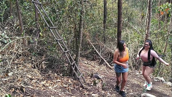 Voy trotando a la monta&ntilde;a con mi amiga me accidento y me folla el guardabosques