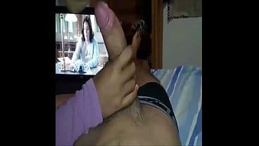 Me encanta masturbar a mi novio con mis pies. Despu&eacute;s me trago todo su semen mientras le mamo la polla