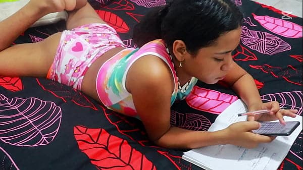 mi hermanastro tan caliente llego a la casa y no he podido hacer la tarea y le ofrezco mi vagina para que me ayude hacer las tereas ya que estoy bien caliente
