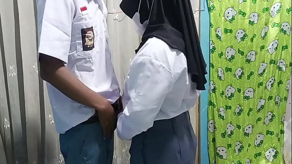 Siswi SMA merayakan kelulusan dengan pacar nya