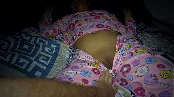 mi dulce hijastra disfruta que la visite por las noches en su habitaci&oacute;n. Se puso tan cachonda que me dej&oacute; terminar adentro de su panocha depilada