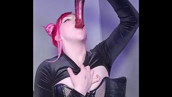 MissPrincessKay - Showing Off The Extreme Distension In My Neck When I Deepthroat Gigantic Bad Dragon Dildos