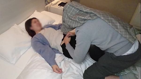 【彼女はめ撮り】美しいイルミネーションを見た後、小柄な彼女に中出しする