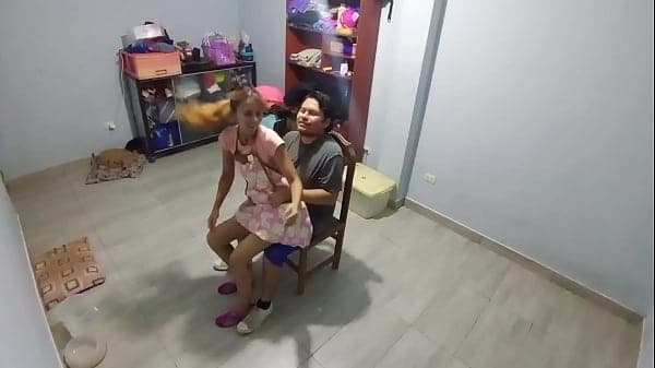 Que rara silla, siento algo en mi entrepierna ouch no sab&iacute;a que termin&eacute; sentada en tu polla, castigame perro