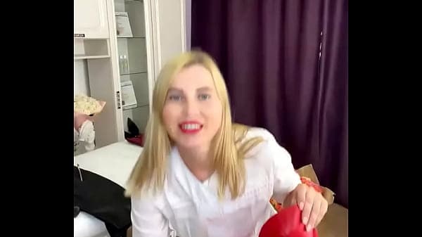 Russian beauty SugarNadya shows off her sexy looks (pt.1)