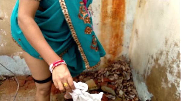 सौतेली मॉम को सौतेले बेटे ने जंगल में घोड़ी बनाकर चोदा