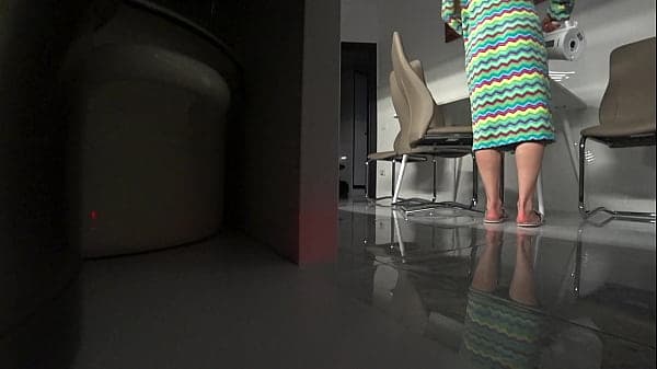 Женщина изменила своему мужу со своим лучшим другом дома на кухне. Настоящий обман.