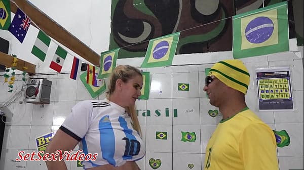 SetSexVideos - Trailer. Brasileiro metendo muito na argentina loira que estava cheia de tes&atilde;o, enquanto rolava mais um jogo Copa do Mundo