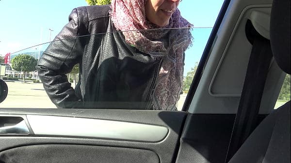 Turkish muslim woman gives perverted american man a handjob in his car