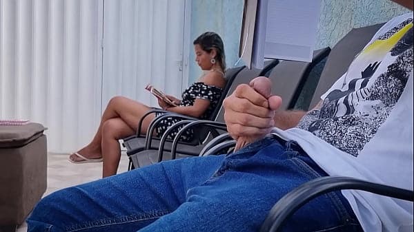 Ajudei um desconhecido, fiz ele jorrar leite e tudinho !