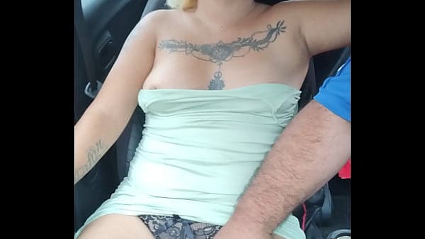 Taxista aprovecha que se durmi&oacute; la putita mexicana y le mete mano y graba antes de llegar a su destino
