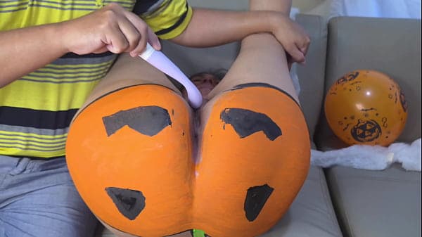 Madrastra MILF quiere que le penetre la calabaza en Halloween