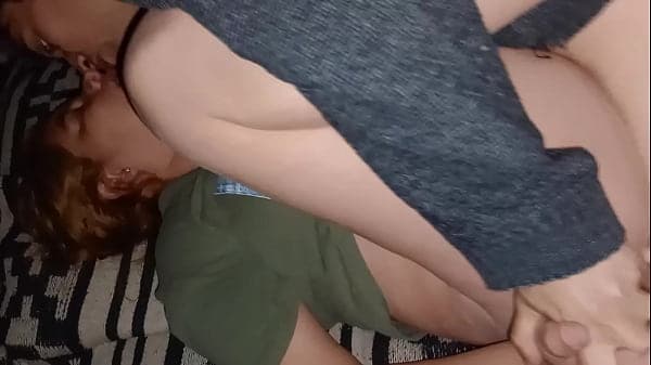 cogemos de misionero con el celular al lado