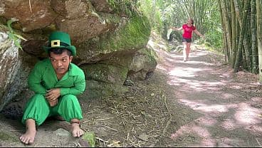 Peque&ntilde;o duende se folla a culona latina perdida a cambio de ayudarla a salir de su bosque m&aacute;gico